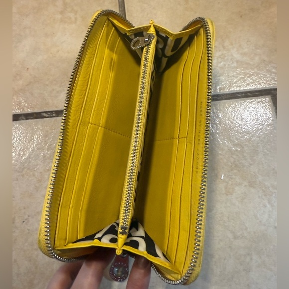 👜 Marc by Marc Jacobs Classic Q Vertical Zip Around Wallet - Picture 6 of 11